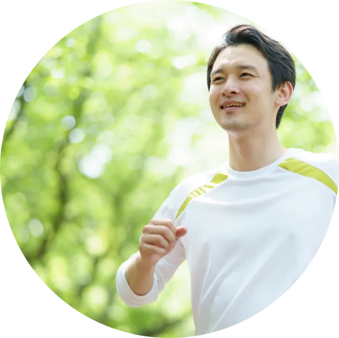 オレンジの上着を羽織った人画像