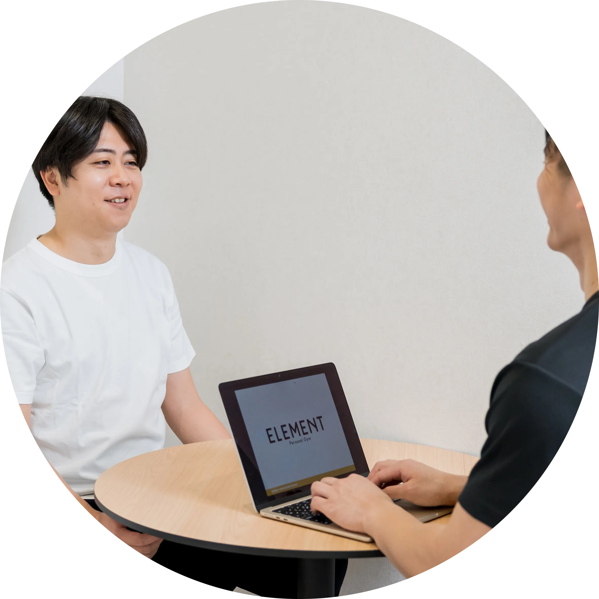 笑顔のトレーナー画像