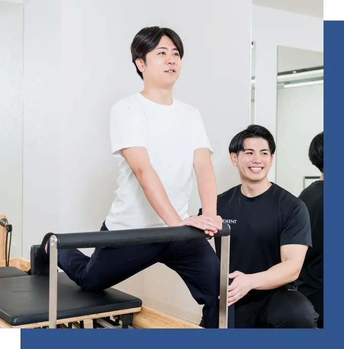 男性がピラティスレッスンを受けてる画像